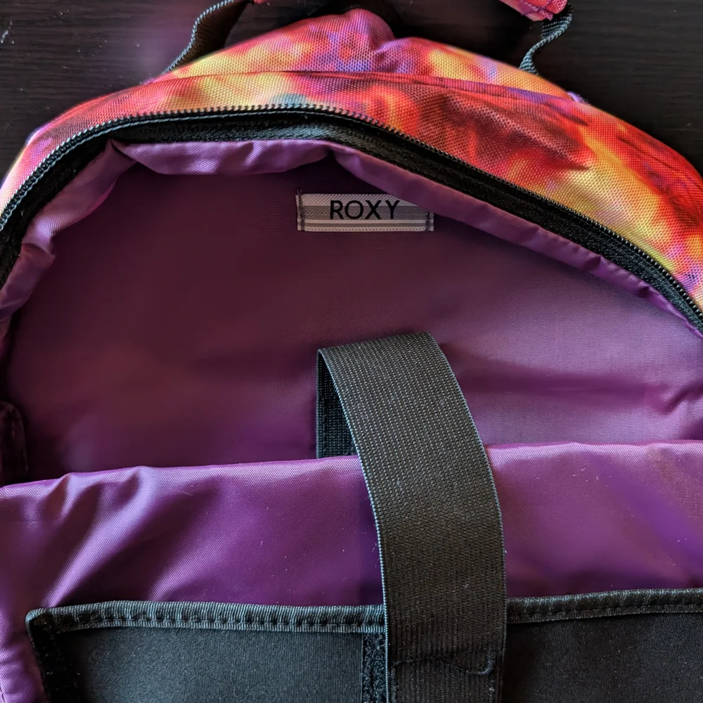 🎒 Roxy Shadow Swell Printed Vibrant Tie-Dye Backpack NWOT - Picture 7 of 12